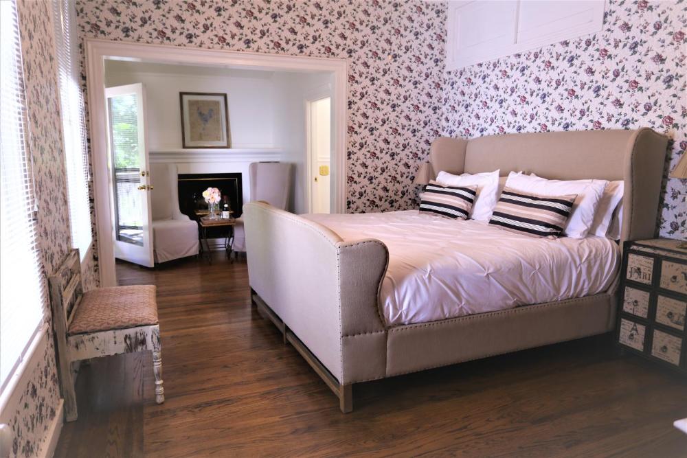 Deluxe King Room interior